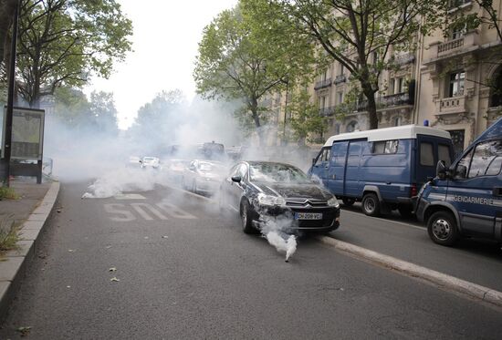 Students protest against candidates for presidency in Paris