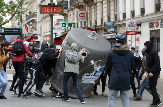 Students protest against candidates for presidency in Paris