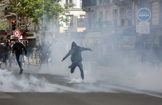 Students protest against candidates for presidency in Paris