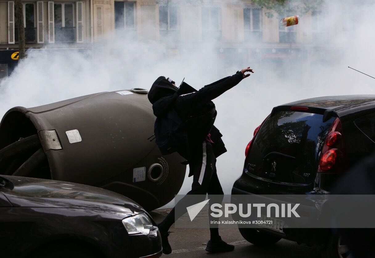 Students protest against candidates for presidency in Paris