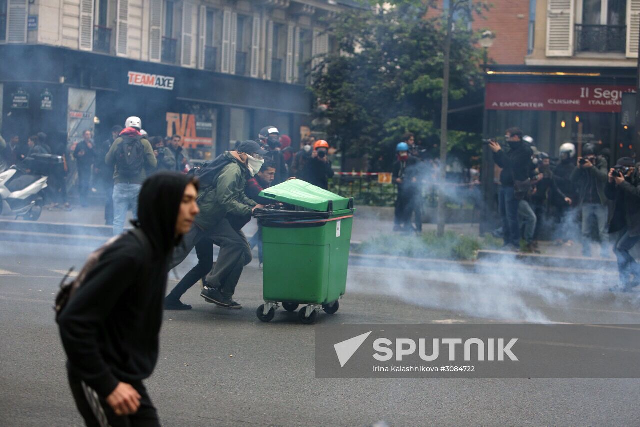 Students protest against candidates for presidency in Paris