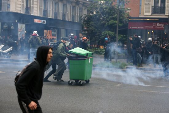 Students protest against candidates for presidency in Paris