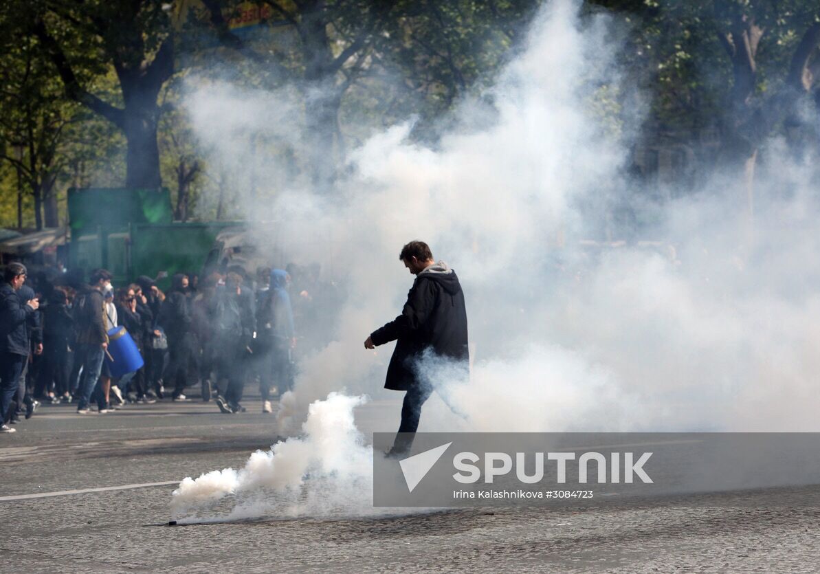 Students protest against candidates for presidency in Paris