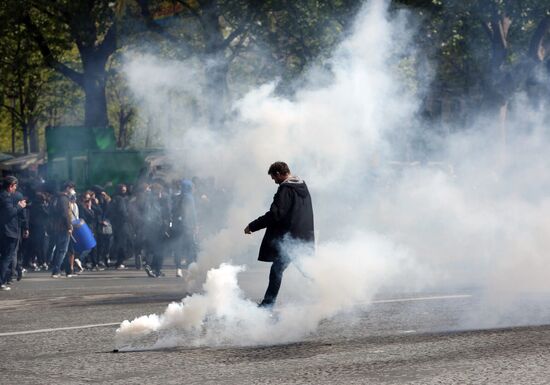 Students protest against candidates for presidency in Paris