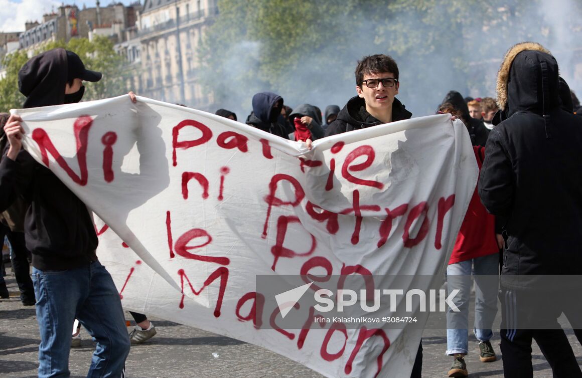 Students protest against candidates for presidency in Paris