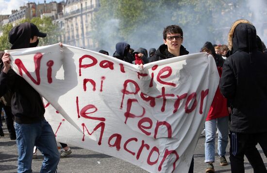 Students protest against candidates for presidency in Paris