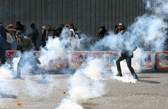 Students protest against candidates for presidency in Paris