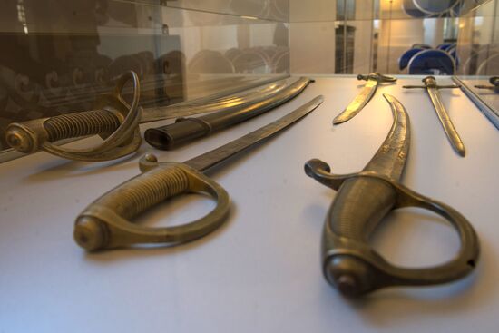 Customs agency hands out 17 seized items to Tsarskoye Selo museum