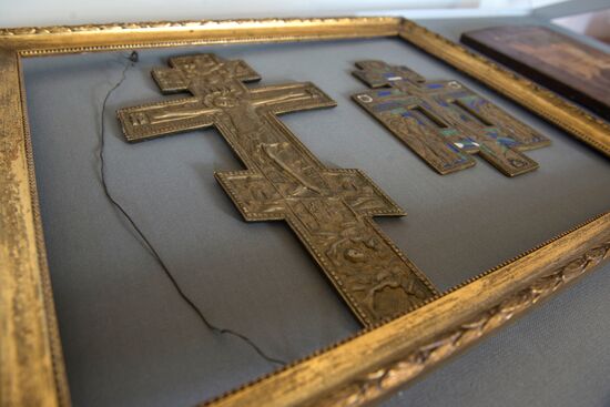Customs agency hands out 17 seized items to Tsarskoye Selo museum