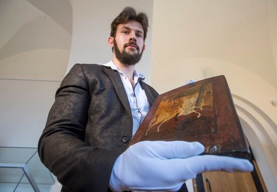 Customs agency hands out 17 seized items to Tsarskoye Selo museum