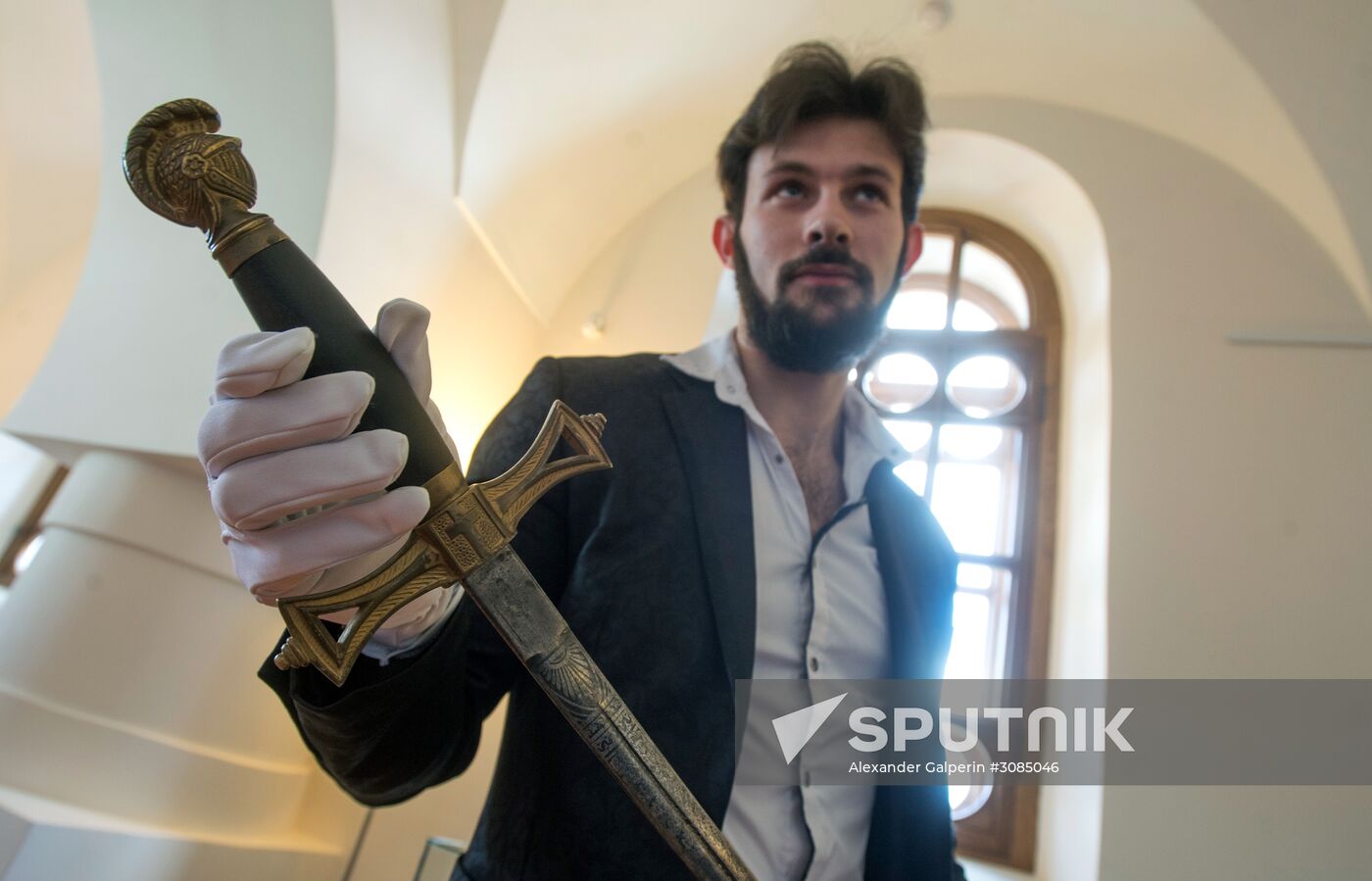 Customs agency hands out 17 seized items to Tsarskoye Selo museum