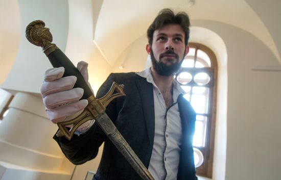 Customs agency hands out 17 seized items to Tsarskoye Selo museum