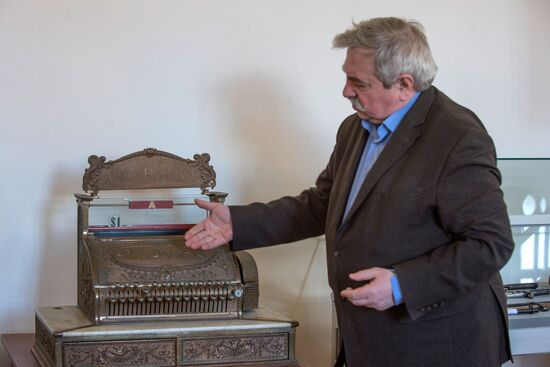 Customs agency hands out 17 seized items to Tsarskoye Selo museum