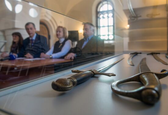 Customs agency hands out 17 seized items to Tsarskoye Selo museum