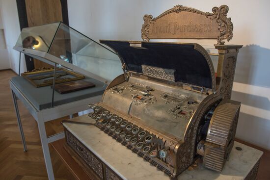 Customs agency hands out 17 seized items to Tsarskoye Selo museum