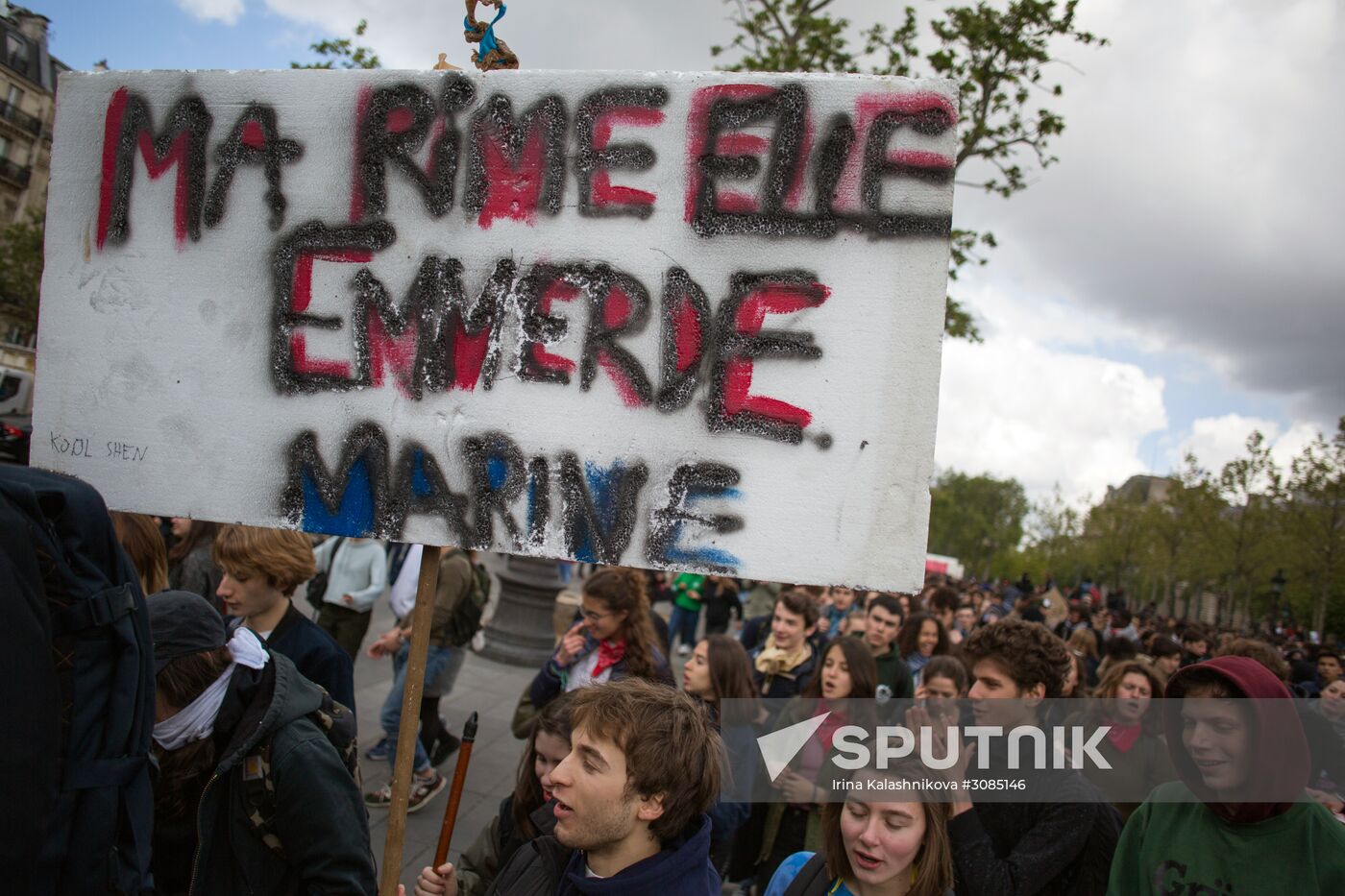 Students protest against candidates for presidency in Paris
