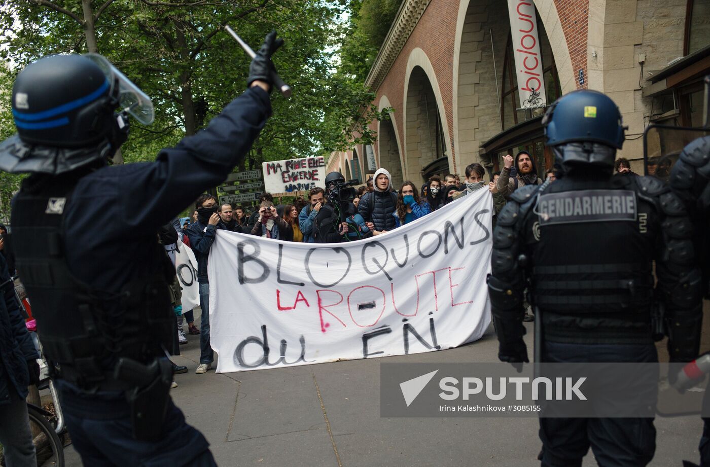 Students protest against candidates for presidency in Paris