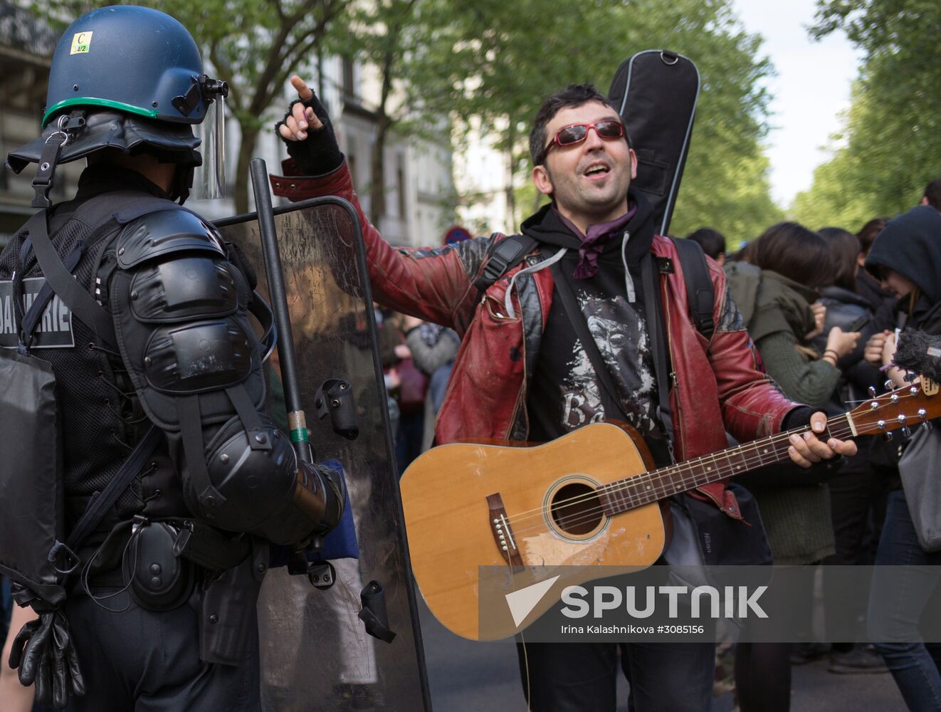 Students protest against candidates for presidency in Paris
