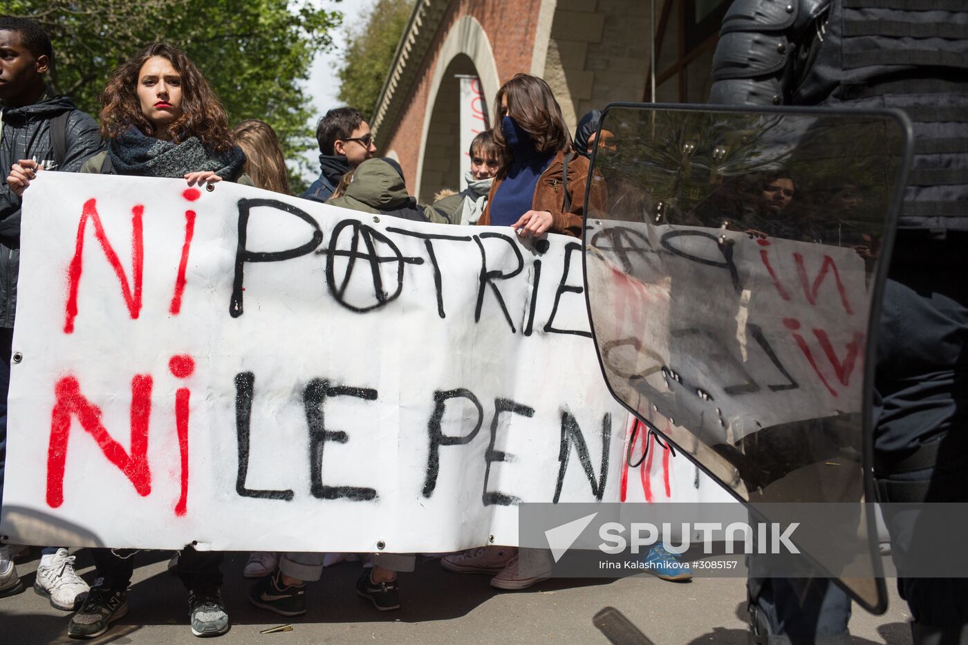 Students protest against candidates for presidency in Paris