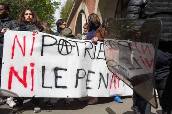 Students protest against candidates for presidency in Paris