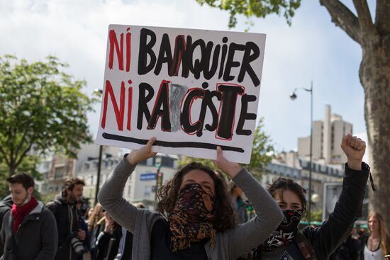 Students protest against candidates for presidency in Paris