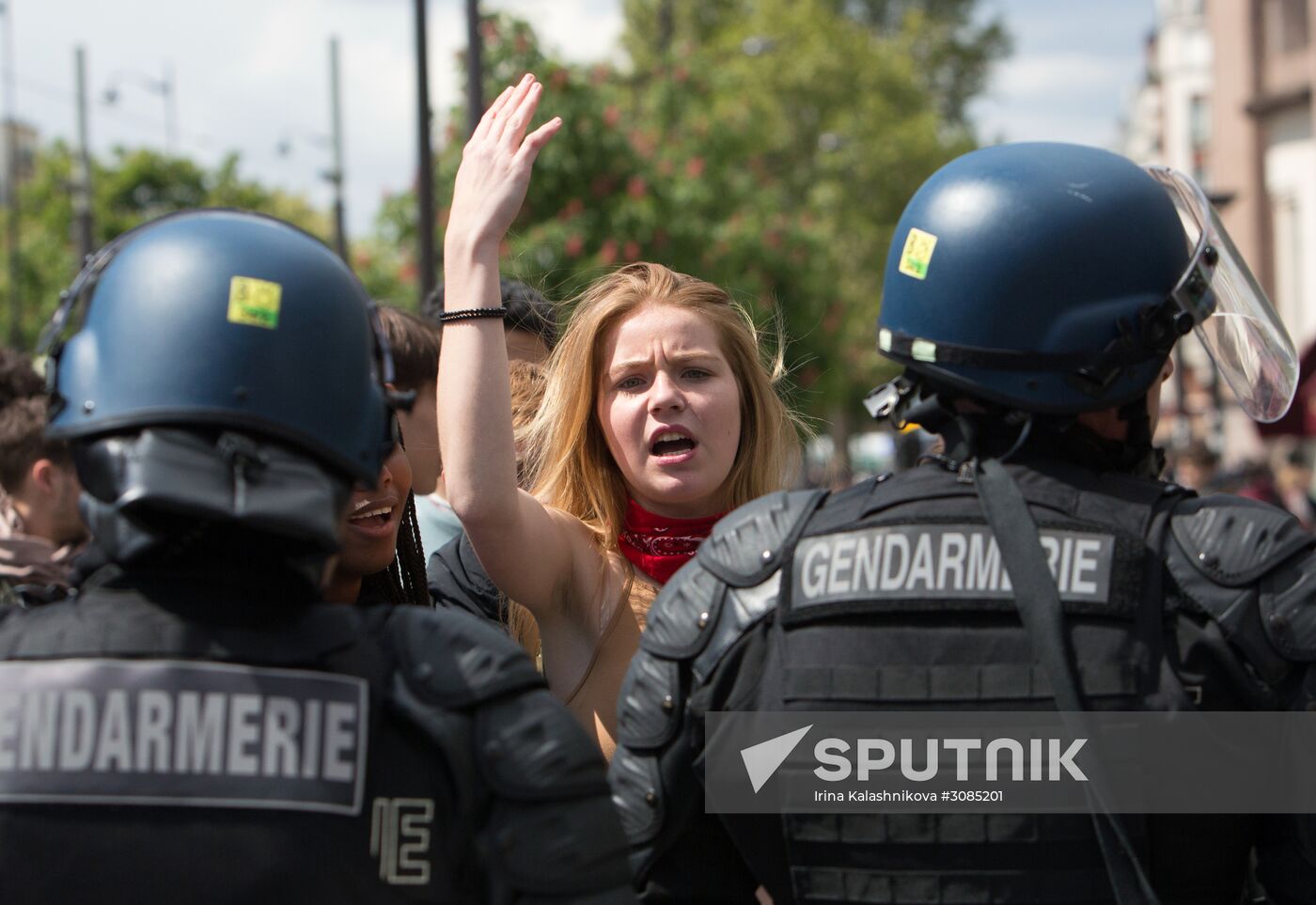 Students protest against candidates for presidency in Paris