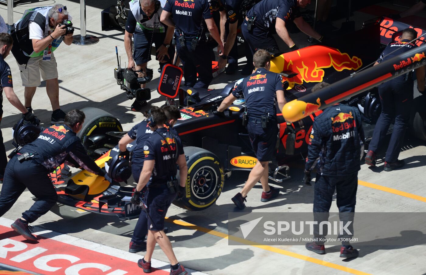 A race car of Red Bull team driver Daniel Ricciardo in the pit lane during the preparation for the first session of free races at the Russian stage of the Formula One World Championship. Location: Russia, Krasnodar region, Sochi. Author: Alexei Kudenko / Mikhail Korytov/Sputnik. Car racing. Formula 1 Grand Prix of Russia. Free races. First session