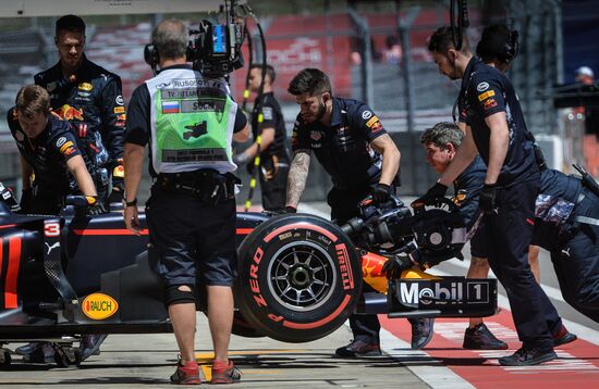 Car racing. Formula 1 Grand Prix of Russia. Free races. First session
