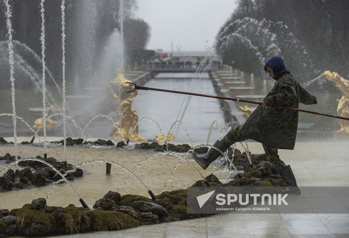 Peterhof fountains start summer season