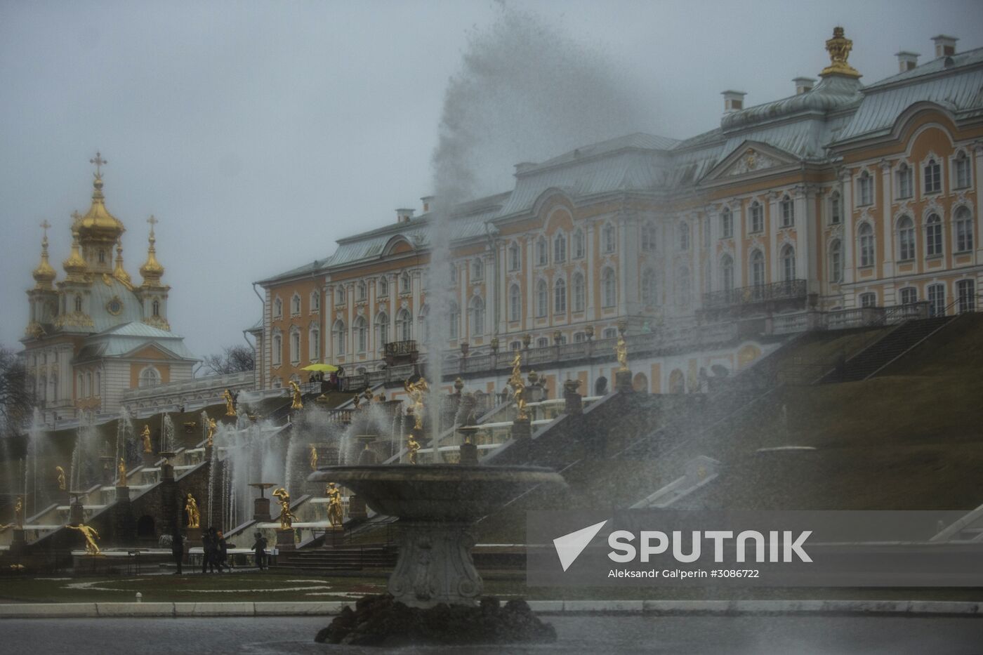 Peterhof fountains start summer season
