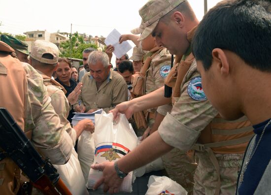 Russian military deliver humanitarian aid to Squbin, Syria