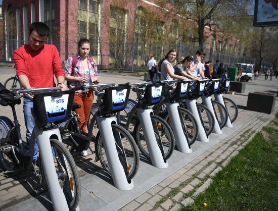Bike rental stations open in Moscow