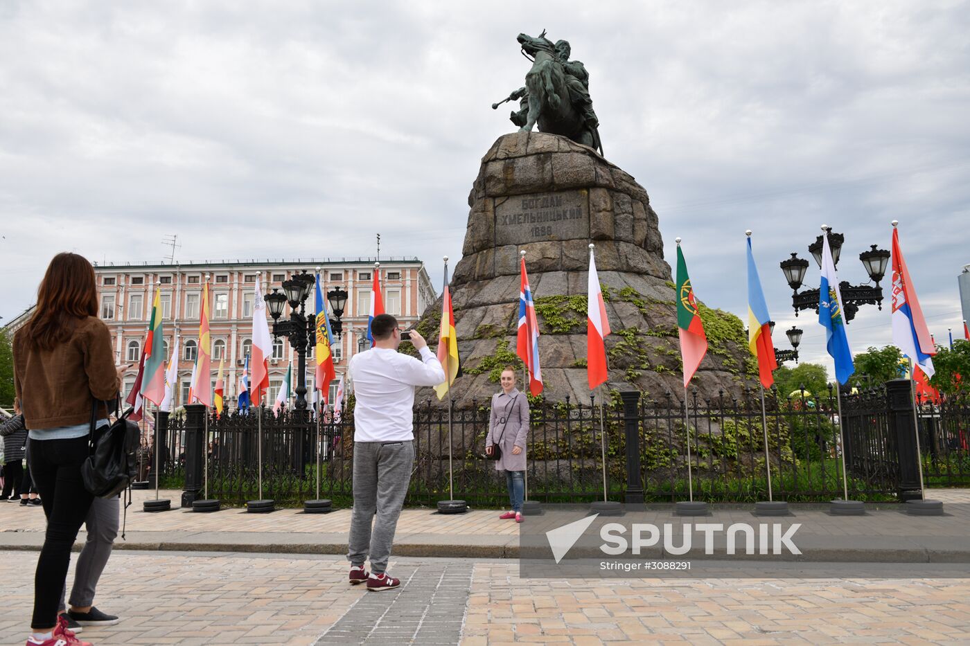 Eurovision 2017 fan zone opens in Kiev
