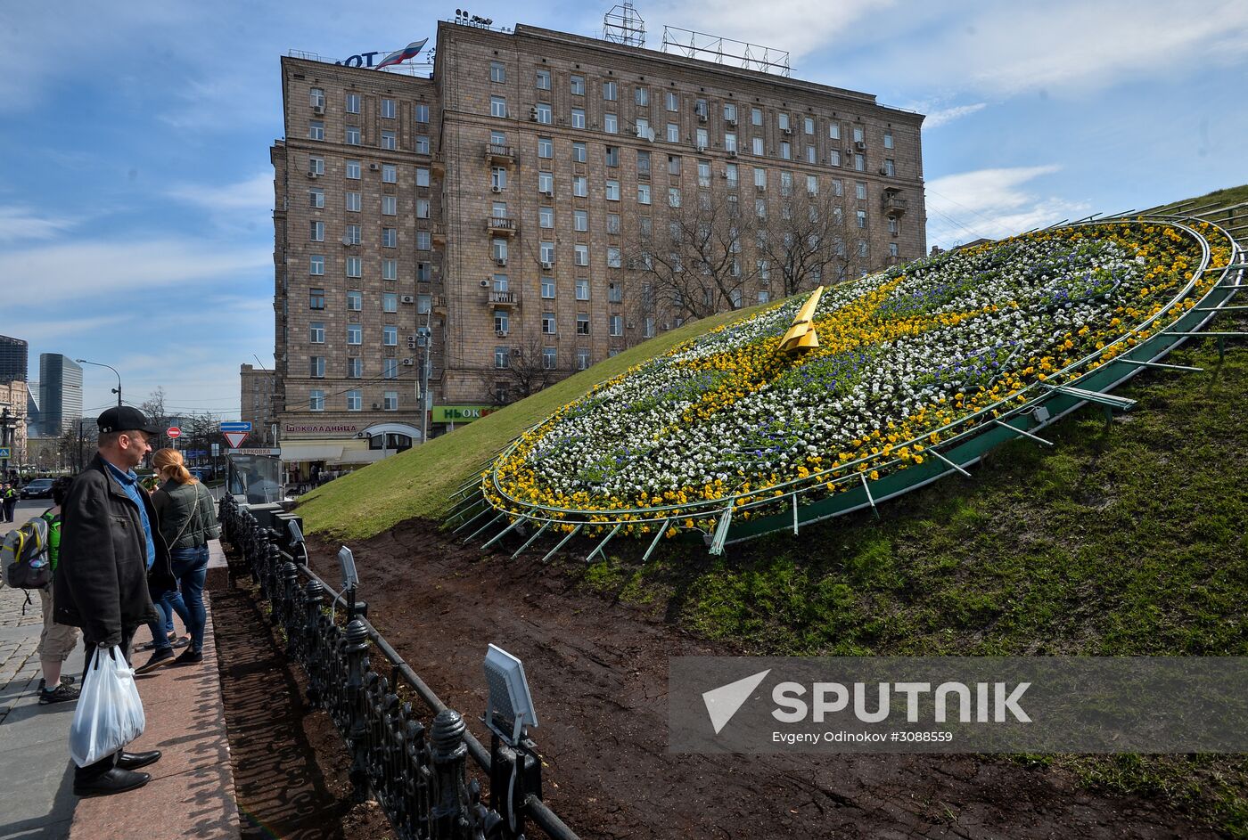 Flower clock at Poklonnaya Hill