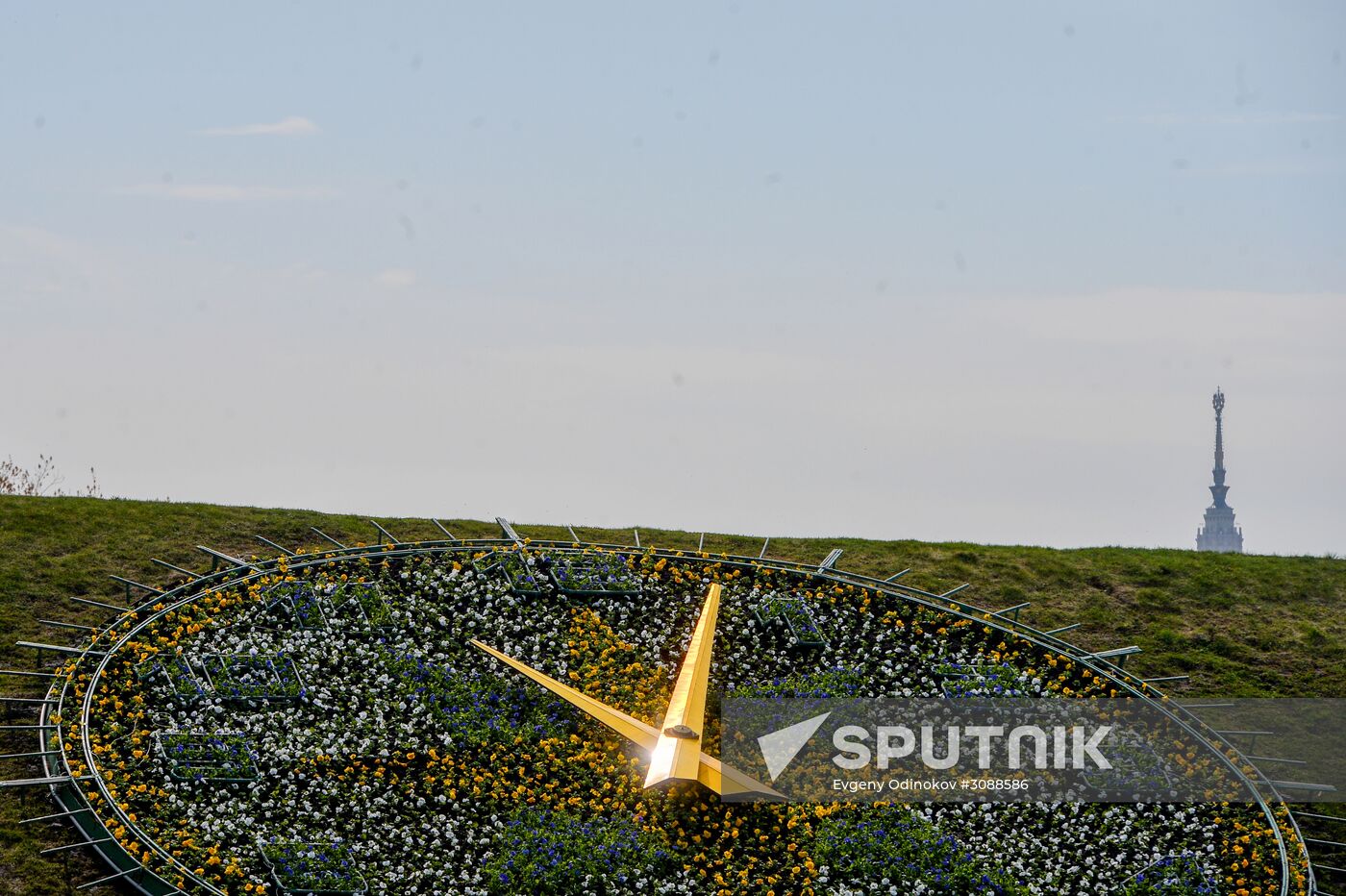 Flower clock on Poklonnaya Hill