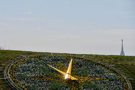 Flower clock on Poklonnaya Hill