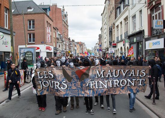 Rally against presidental candidates in France