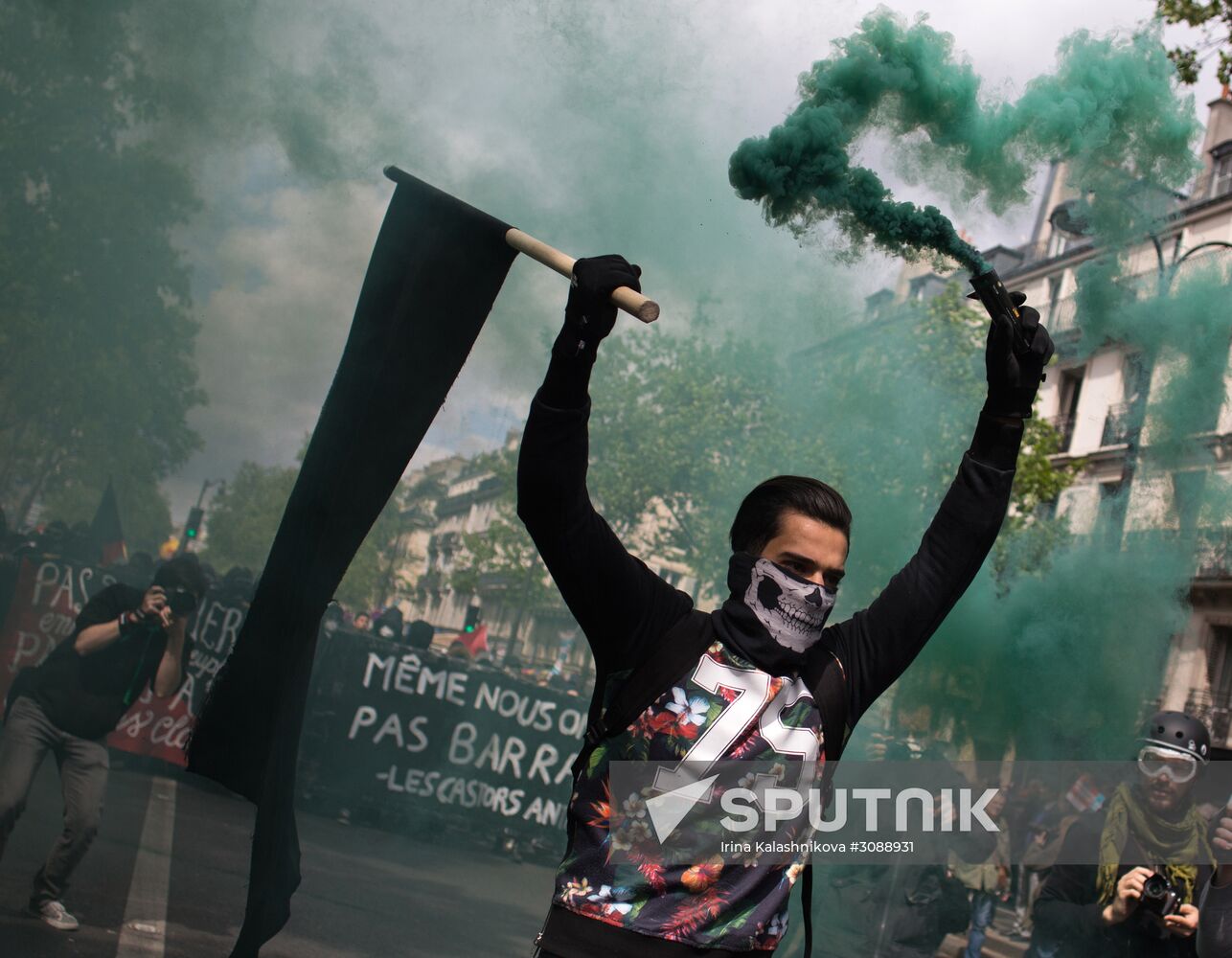 Mass riots during May Day rallies in Paris