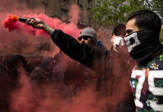 Mass riots during May Day rallies in Paris