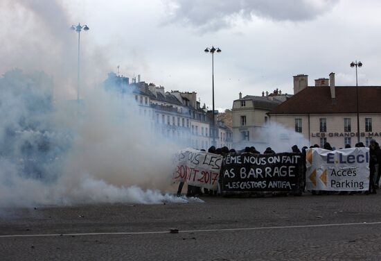 Mass riots during May Day rallies in Paris