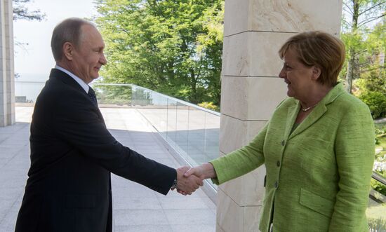 Vladimir Putin holds talks with Angela Merkel