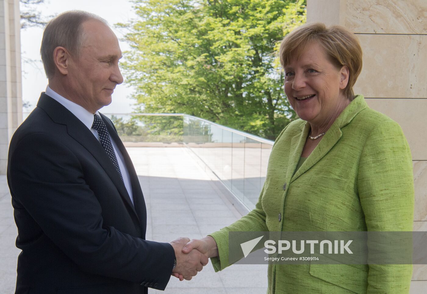 Vladimir Putin holds talks with Angela Merkel
