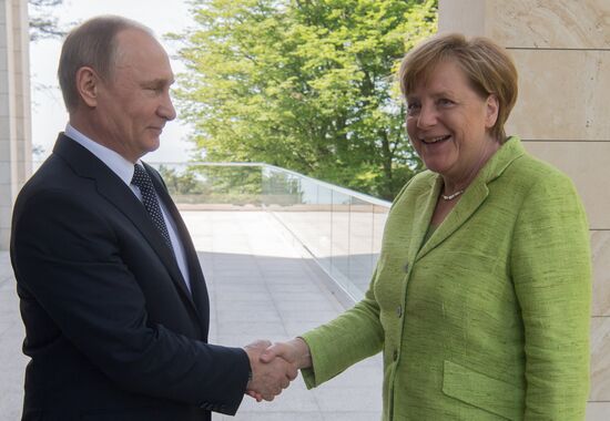 Vladimir Putin holds talks with Angela Merkel
