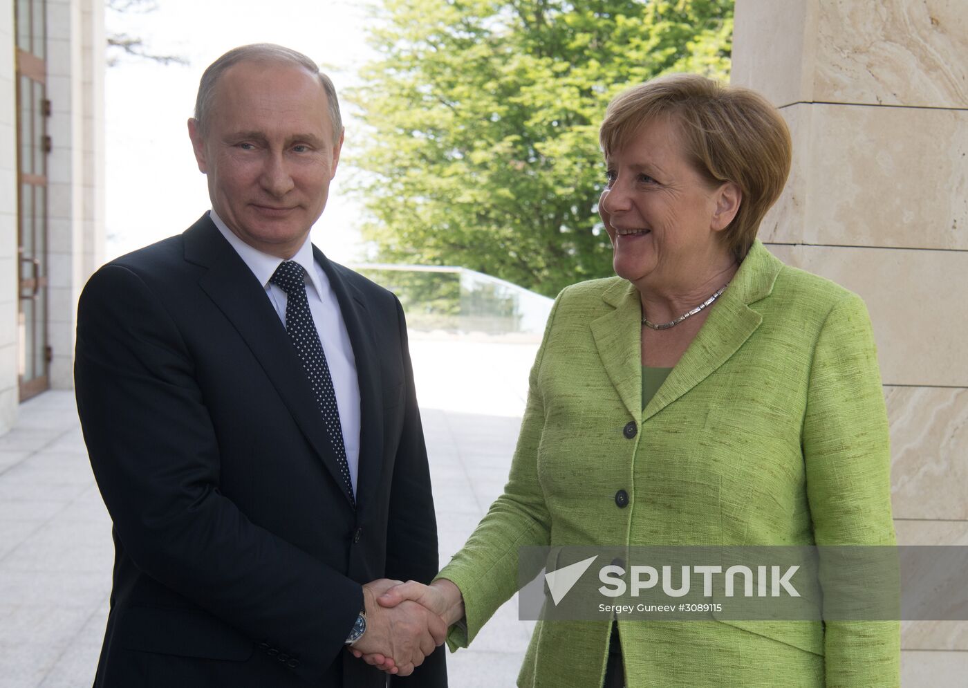 Vladimir Putin holds talks with Angela Merkel
