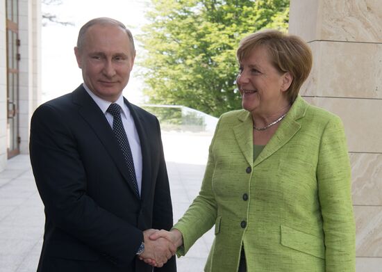 Vladimir Putin holds talks with Angela Merkel