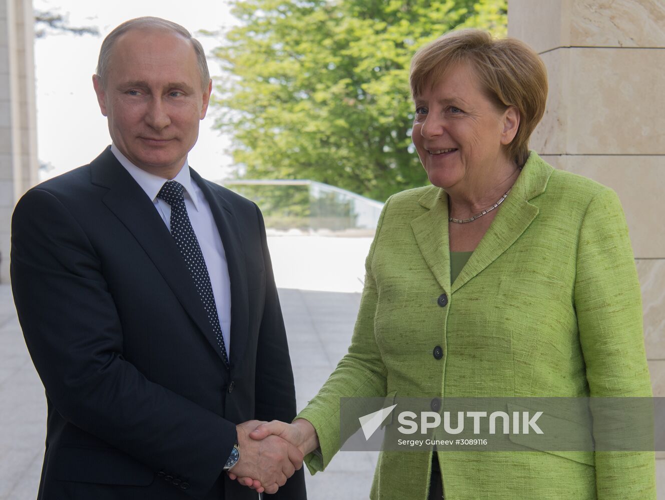 Vladimir Putin holds talks with Angela Merkel