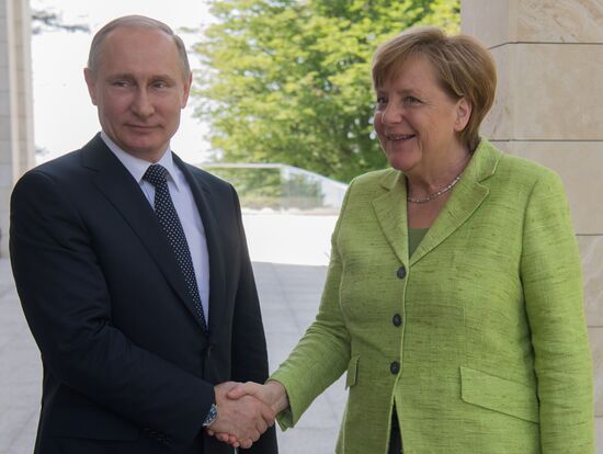 Vladimir Putin holds talks with Angela Merkel