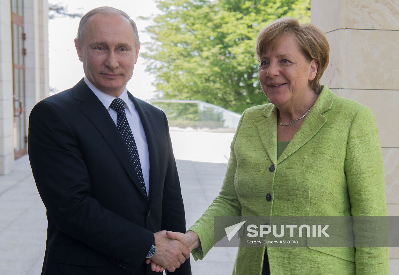 Vladimir Putin holds talks with Angela Merkel