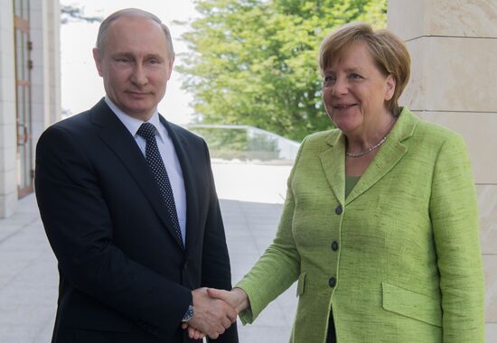 Vladimir Putin holds talks with Angela Merkel