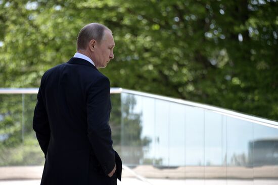 Vladimir Putin holds talks with Angela Merkel